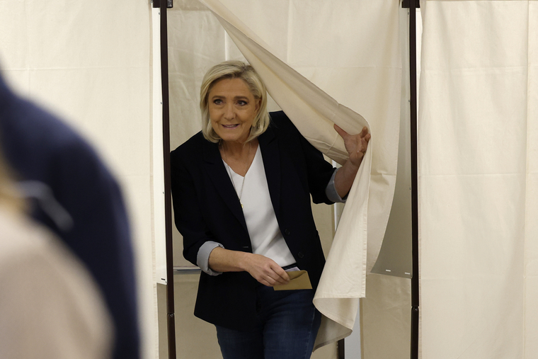Марин Ле Пен набрала почти в два раза больше голосов, чем Эммануэль Макрон