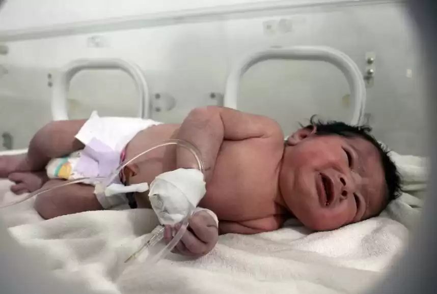 Новорожденную девочку достали спасатели из-под завалов в Сирии