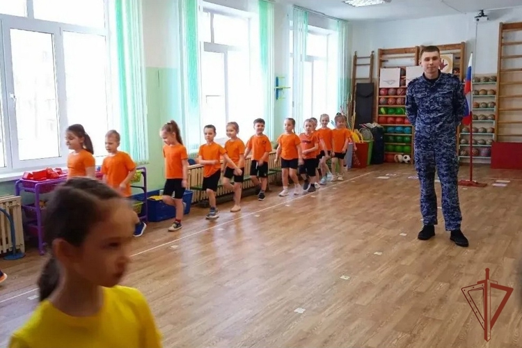 В Кирове сотрудник вневедомственной охраны провел для подшефных росгвардейскую зарядку