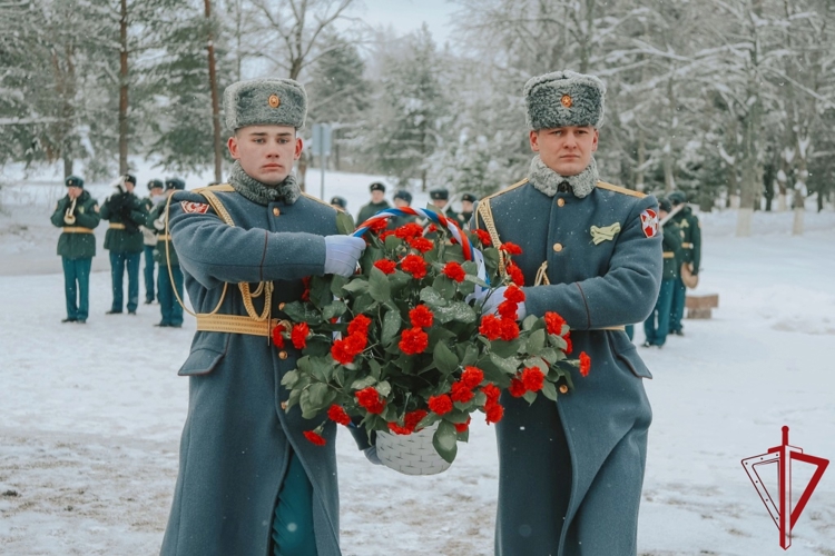 На Невском пятачке сотрудники и военнослужащие Росгвардии почтили память павших защитников Ленинграда