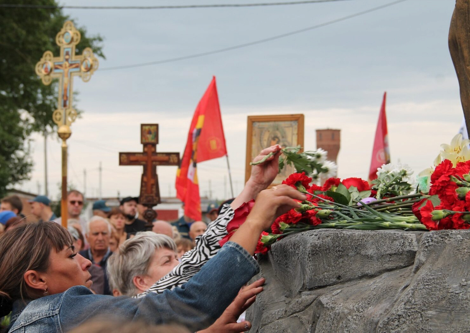В посёлке Чик Коченёвского района торжественно открыли памятник героям СВО, фото 1