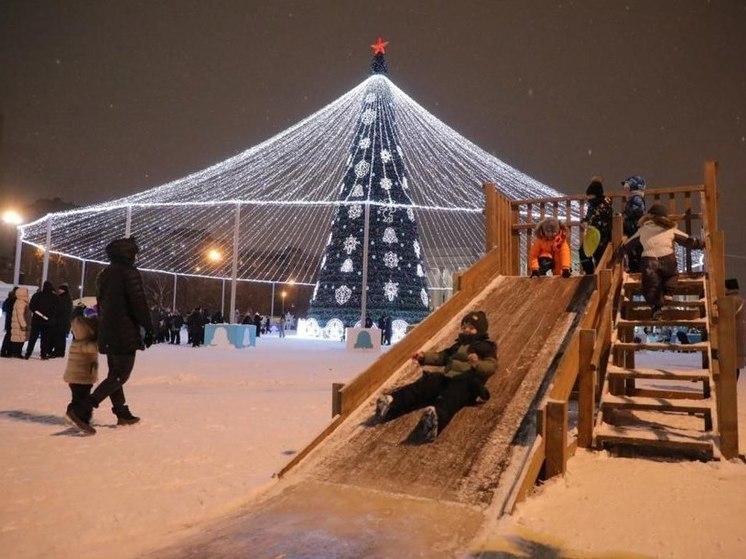 В центре Тюмени возводится ледовый городок