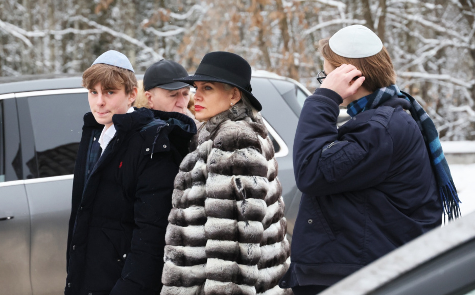 Жена Дмитрия Лесневского с детьми