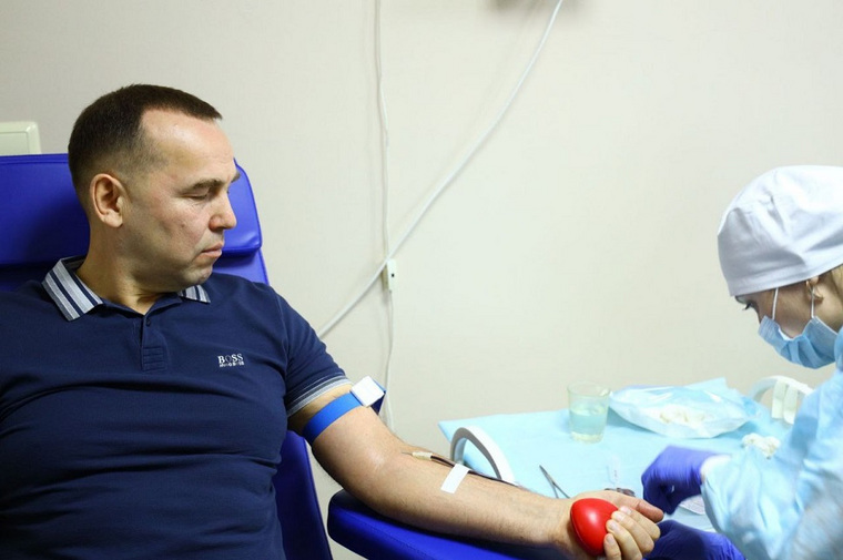 Шумков сдал кровь для помощи пострадавшим в Москве