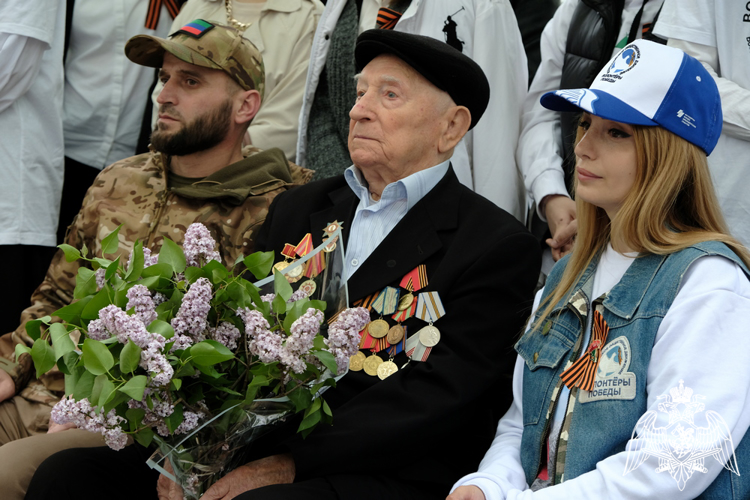 Росгвардейцы провели в Дагестане персональный парад для ветерана Великой Отечественной войны
