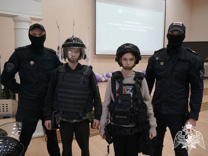 Новгородские росгвардейцы провели выставку средства связи и экипировки для молодежи