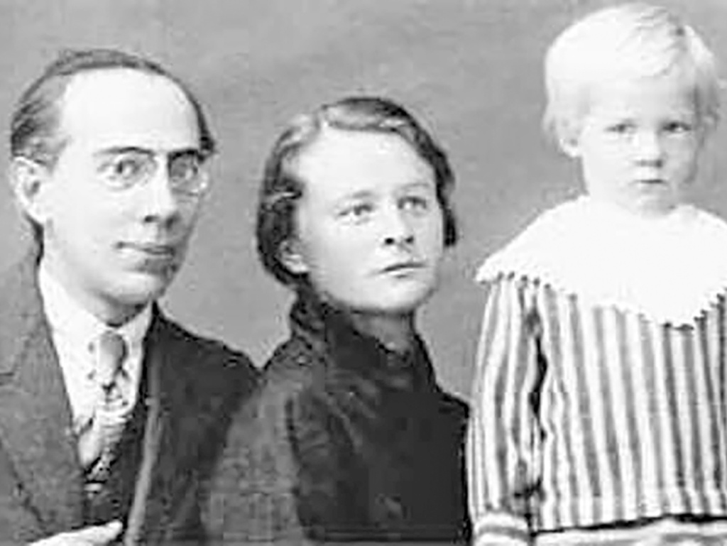 Александр Беляев с женой и дочкой