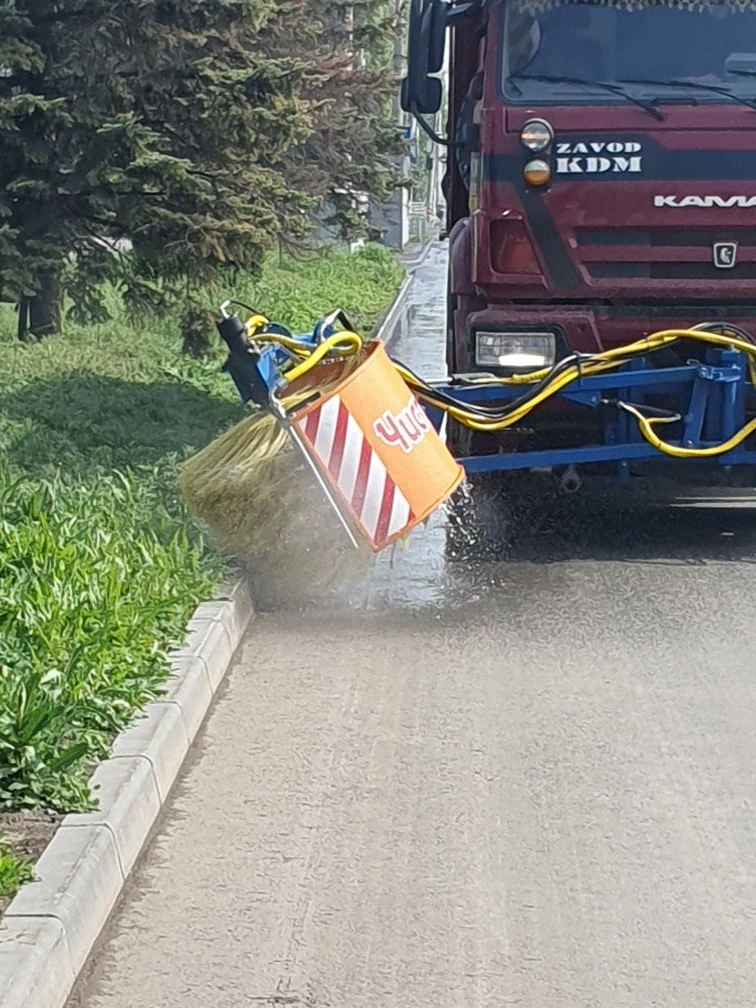 В Балаково приступили к мойке бордюров