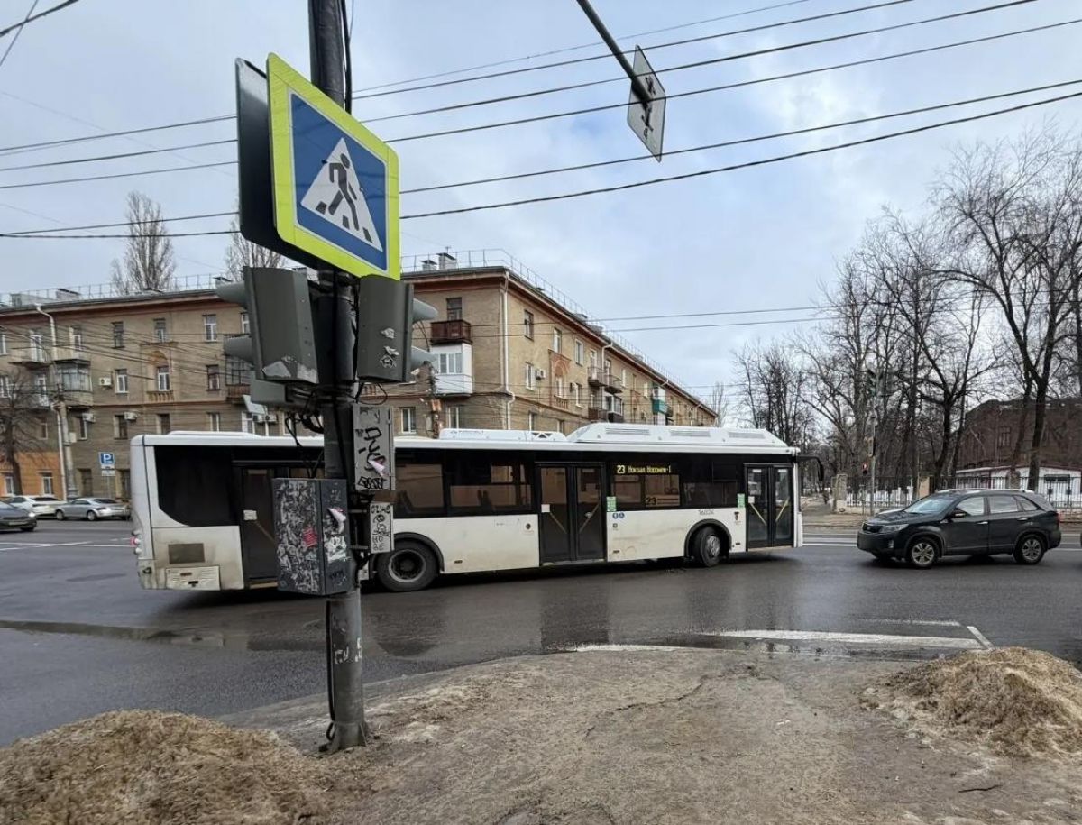 Автобус врезался в Kia на перекрестке в центре Воронежа