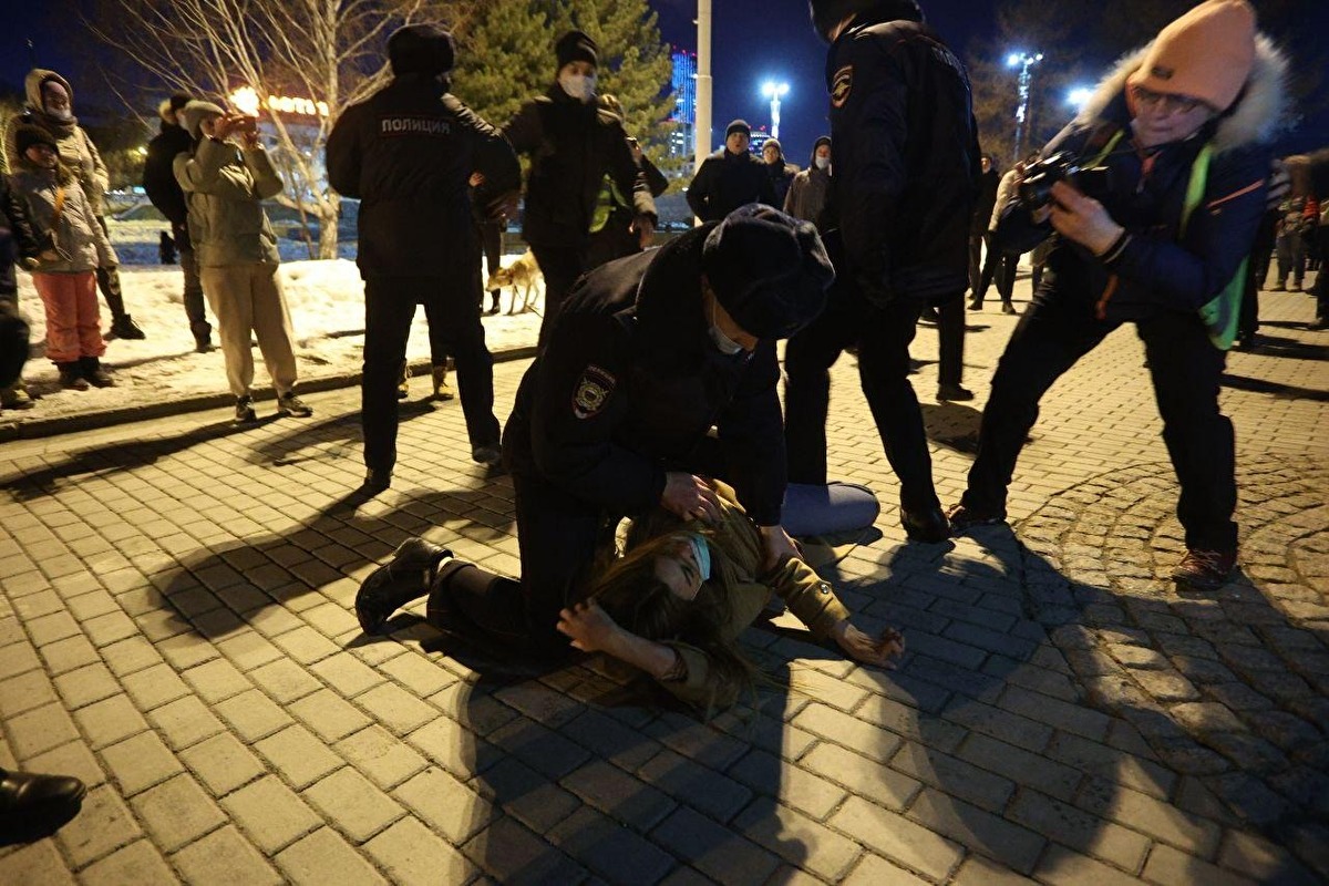 Полдень против екатеринбург. Полиция арестовала девушку. Протесты в Москве. Задержание протестующих в Киеве. Протесты в Екатеринбурге.