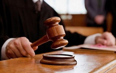 В Москве мужчину арестовали на 15 суток, он принес в Минюст нацистские атрибуты