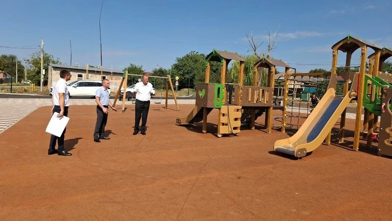 Партдесант проверил детские площадки и ход благоустройства на Ставрополье