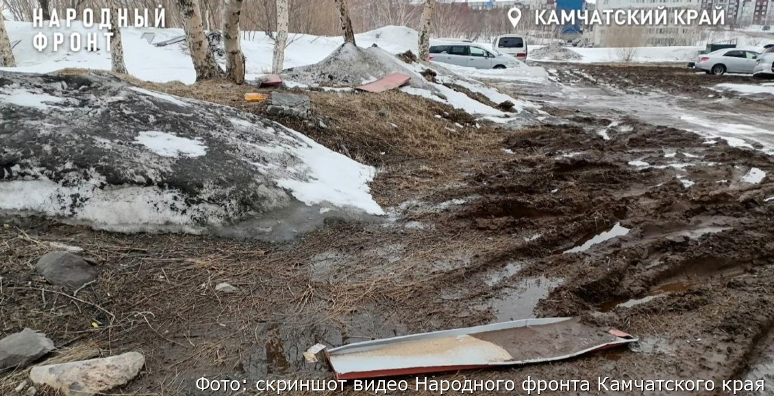 В Петропавловска панели с фасада жилого дома упали на автомобиль