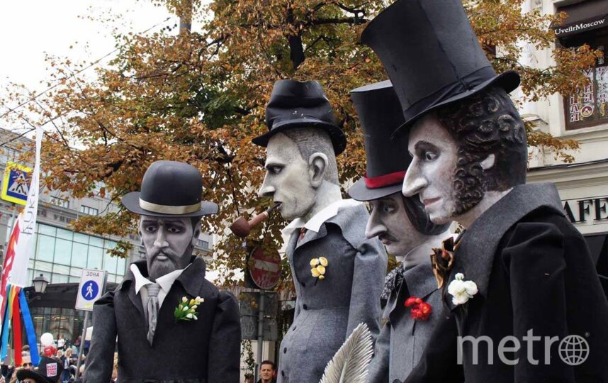 Пушкин вместе с другими куклами-гигантами – Достоевским, Гоголем и Хармсом во время городского праздника.