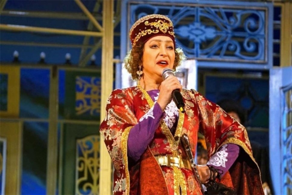 Марина Щекина в роли Ханумы. Фото: © Амурский областной театр драмы
