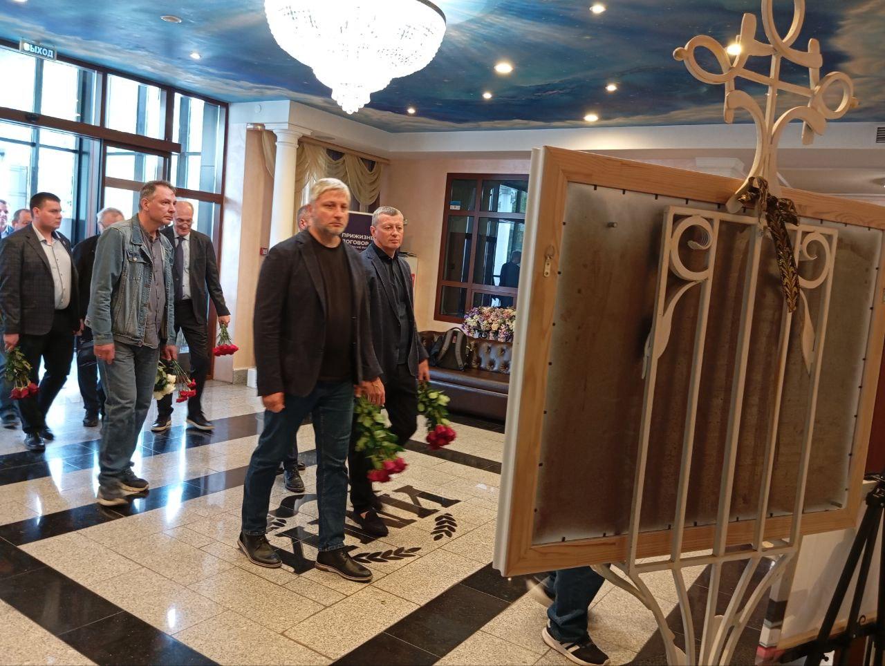 Фото Новосибирск проводил в последний путь экс-министра строительства НСО Ивана Шмидта. Как это было 6