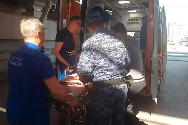 В центре Москвы росгвардейцы пришли на помощь гражданину, получившему травму 