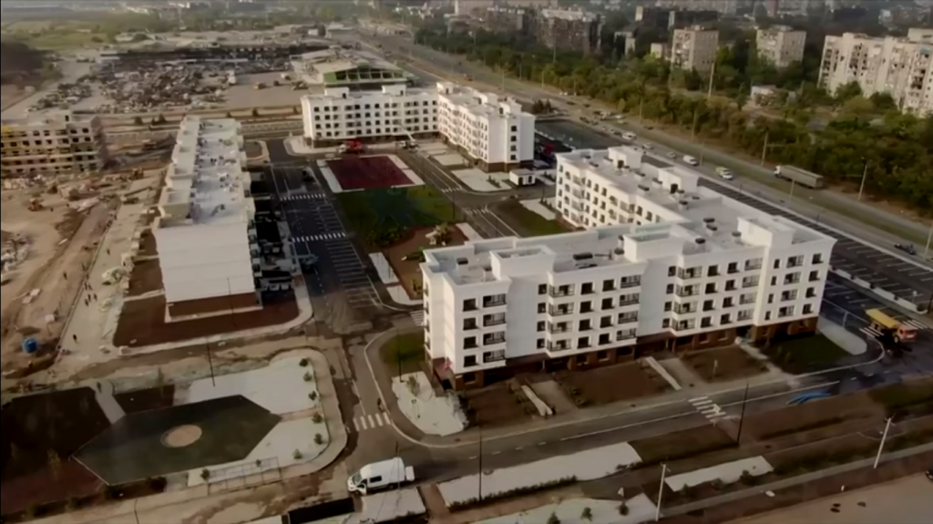 Мариуполь сегодня фото 2024. Мариуполь новые районы. Стройка больницы в Мариуполе. Пятиэтажки. Мариуполь новый микрорайон.