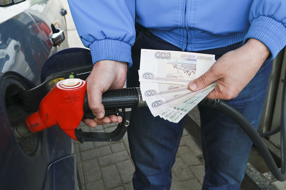 В Пермском крае шестнадцатую неделю подряд продолжает дорожать бензин
