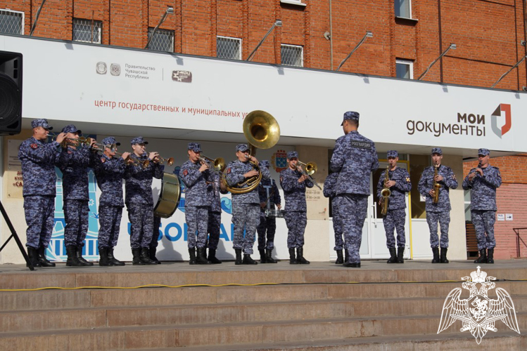 В Чебоксарах военный оркестр Росгвардии поздравил жителей города с Международным днем пожилых людей