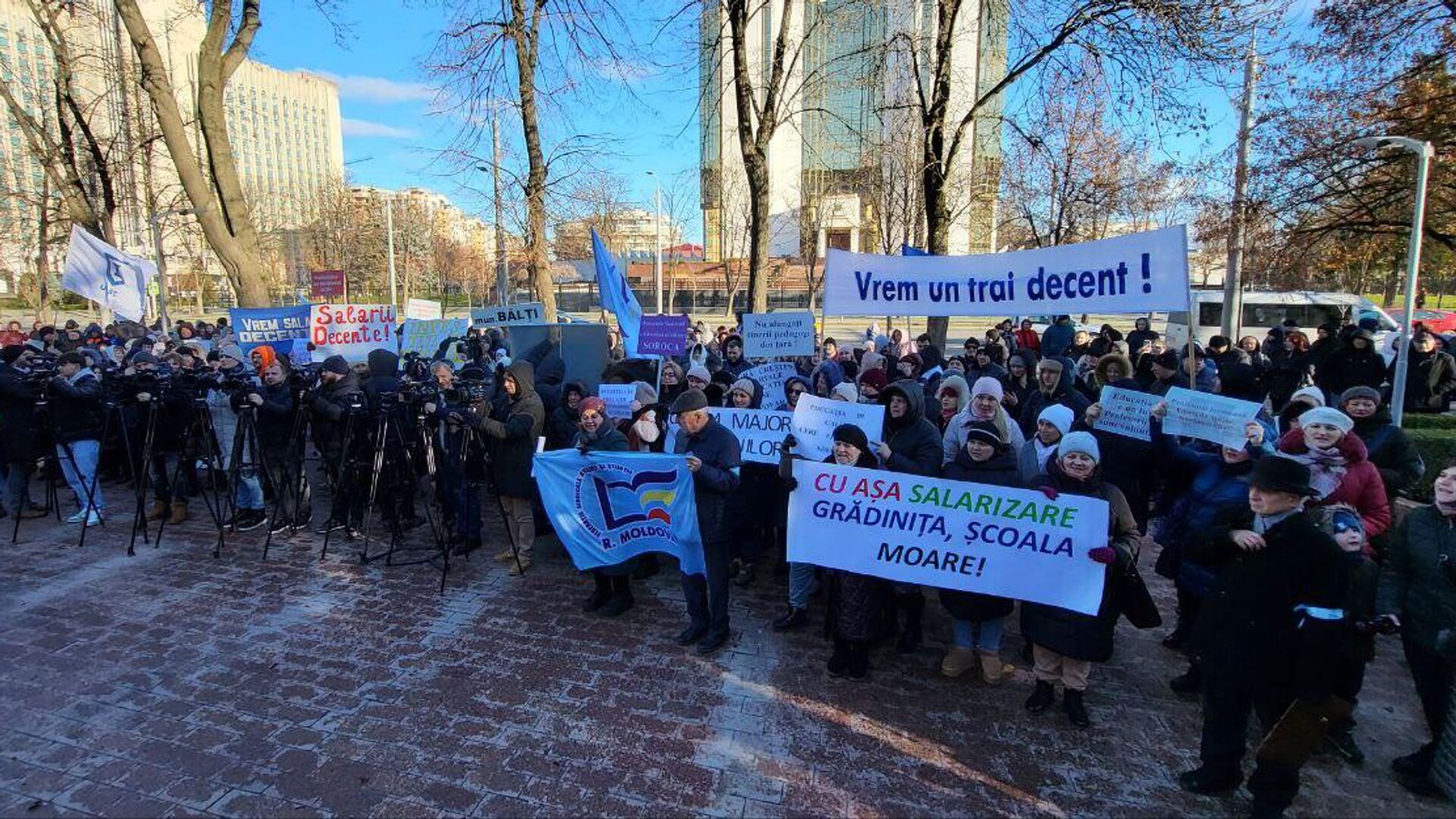 Требуем достойных зарплат!: учителя вышли на протест перед парламентом Молдовы - Sputnik Молдова, 1920, 13.12.2024