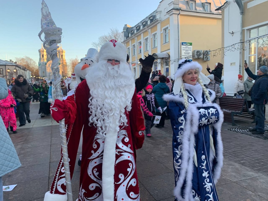 Дедушки Морозы открыли каток в Гатчине