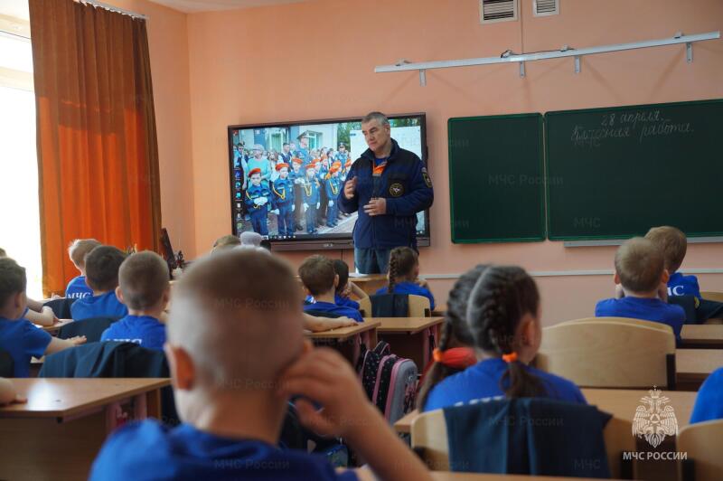 В гости к первоклассникам сотрудники МЧС ЕАО провели урок безопасности