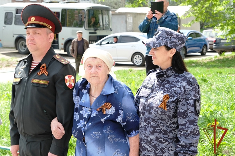 Управление Росгвардии по Алтайскому краю чествует труженицу тыла