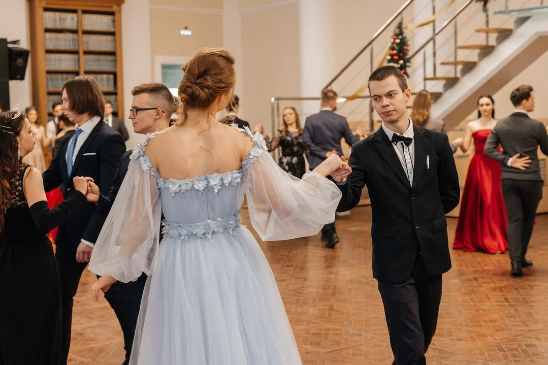 демонстрационный зал гум. сретенский бал воронеж. бал в музее фото. бал в театре. пушкинский бал 19 век.