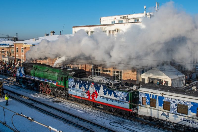 Приезд поезда москва. Поезд фото. Поезд Новогодняя ночь. Новогодний вагон Москва. Новогодний поезд фото.