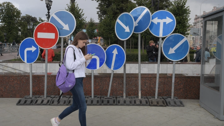 Подростки висят на дорожных знаках: для чего они это делают, откуда пошел новый тренд