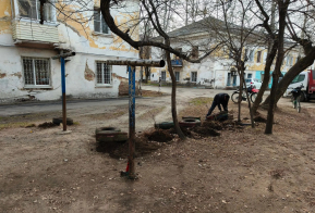 По поручению губернатора края Дмитрия Демешина двор хабаровского ветерана привели в порядок
