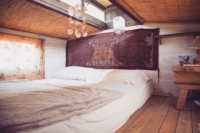 Уютная спальня в The Little Wooden House.