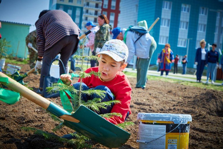 Леса много не бывает! Волонтеры Югры поучаствовали в экологической акции