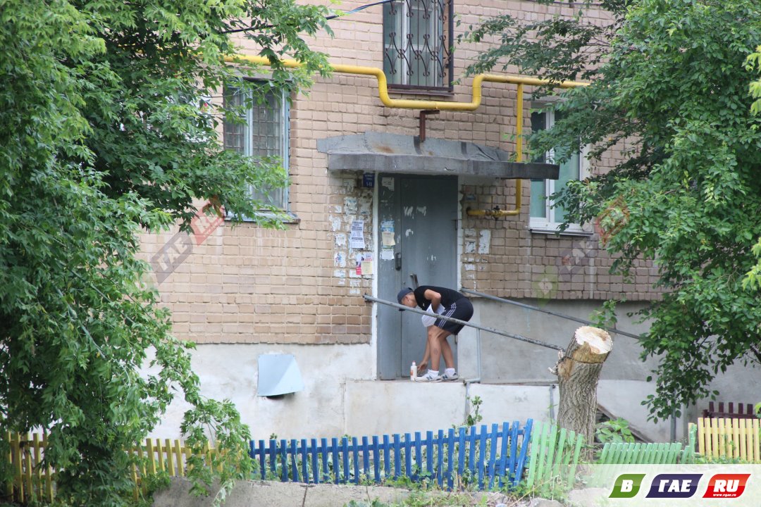 Подъезду подхожу песня. Расклейка объявлений на подъездах. Весь подъезд обклеили рекламой.