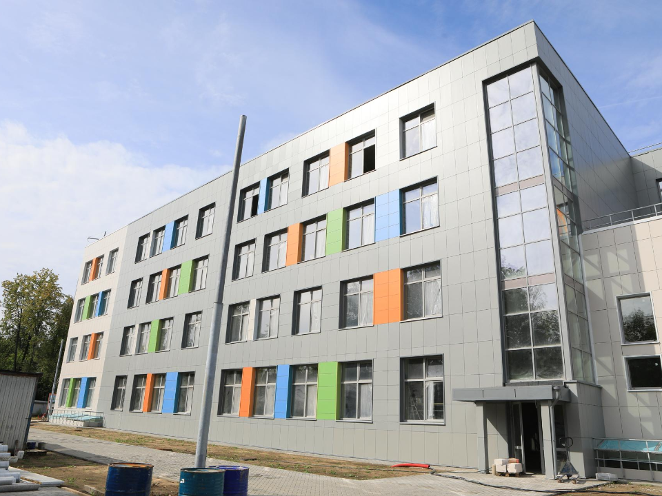 Родители будущих школьников оценили ход строительства новой школы в микрорайоне Первомайский