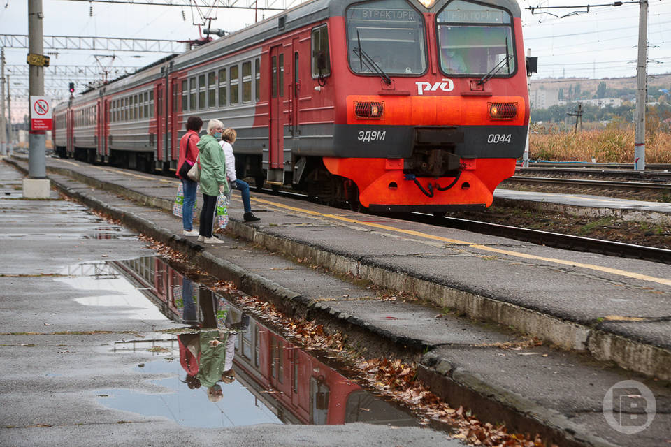 Электрички волжский волгоград 1. Поезда Красноармейский район Волгоград. Приволжская железная дорога Волгоград. ЖД железнодорожников. В Щёлково электричка сбила девочку.