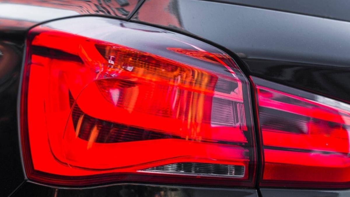 Фара автомобиля красного цвета