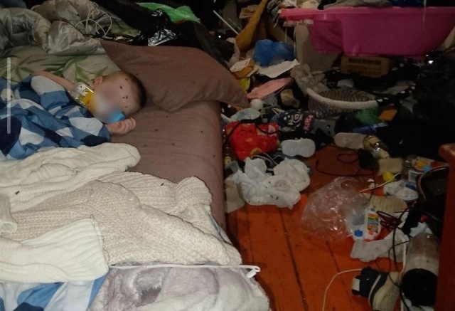 «Мухи ползали по лицу»: у матери в Назарово изъяли ребенка за антисанитарные условия дома