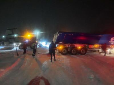 В Саратовской области на железнодорожном переезде застряла фура: пришлось вызывать трактор