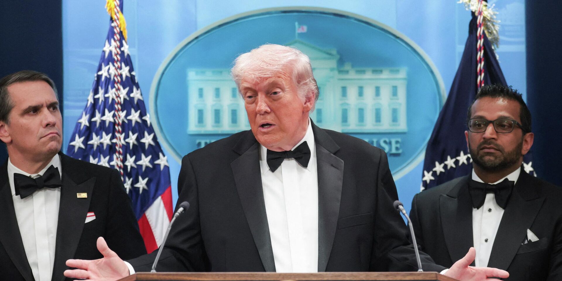 Дональд Трамп выступает перед журналистами после стрельбы на ужине Ассоциации корреспондентов Белого дома в Вашингтоне - ИноСМИ, 1920, 06.05.2026