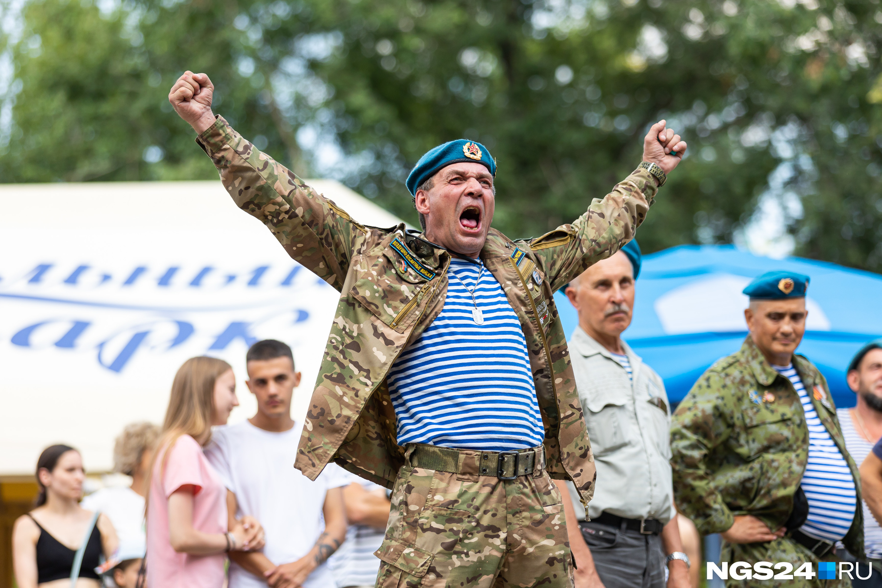 на скамейке возле дома голубые береты