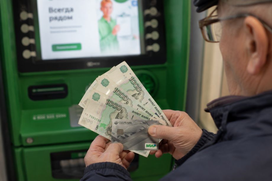 Фото: PRIMPRESS/ИИ | Всех, кто получает пенсию на банковскую карту, ждет новое правило с 8 мая