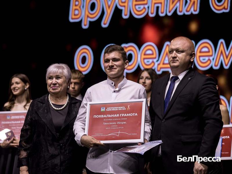 В Белгороде провели выпускные балы (фоторепортаж)