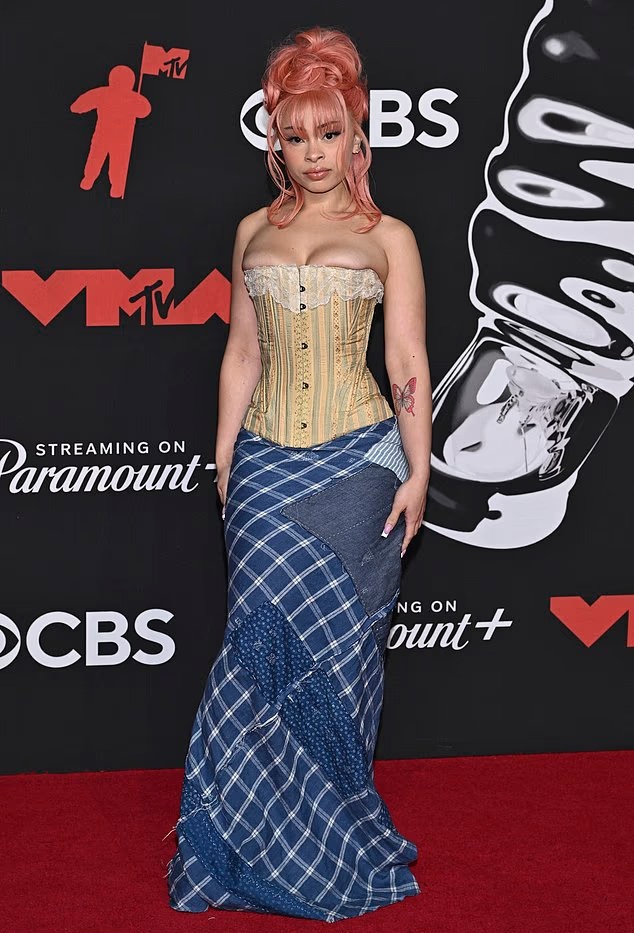 Доджа Кэт съела свою помаду, а Секси Рэд пришла в костюме чертенка с рогами на груди: Самые оригинальные и сек4суальные образы на MTV Video Music Awards 2025