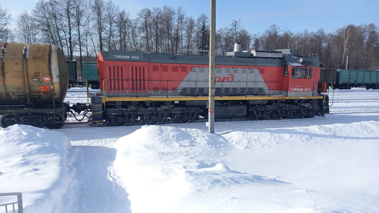 На железнодорожном переезде в Костромской области легковушка столкнулась с грузовым поездом