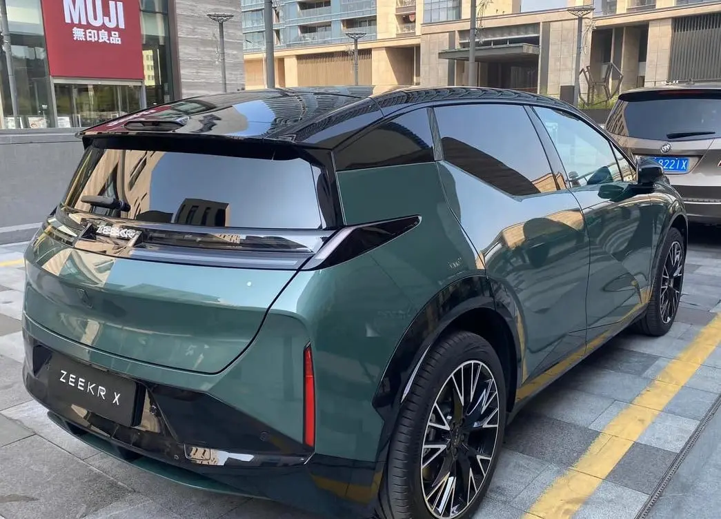 Geely полностью раскрывает новейший кросс Zeekr X: рассекречены моторы и салон А