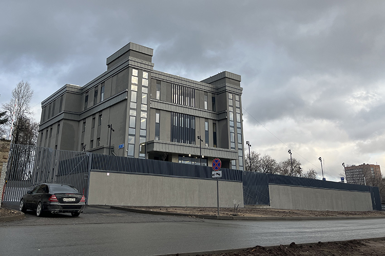 Новое здание для Кировского райсуда уже фактически построено, как и ожидалось, по соседству с Московским районным судом, за ТЦ «Тандем»