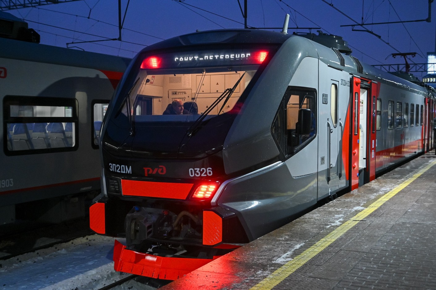 В Санкт-Петербурге вышел на маршрут новый электропоезд ЭП2ДМ