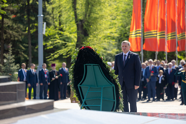 Андрей Бочаров почтил память защитников Отечества на площади Павших Борцов